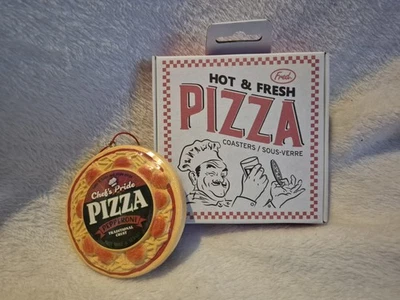 Juego de 4 posavasos para pizza Fred's y adorno de resina Chef's Pride Pepperoni Foto 1 de 4
