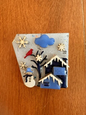 Alfileres de casa de LUCINDA Navidad Invierno Escena CASAS AZULES Muñeco de nieve CARDENAL ROJO Foto 1 de 4