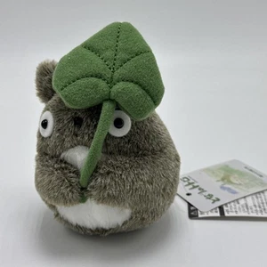 Juguete de peluche Ghibli My Neighbor Totoro con hojas nuevo con etiquetas - Imagen 1 de 6