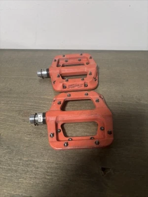 Red FOOKER MTB Flat Pedals Mountain Bike 3 Bearing Needle Roller Nylon BMX - Image 1 of 4