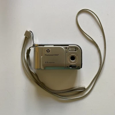 HP Photosmart E327 5.0MP Compact Digital Camera Silver Tested - Image 1 of 4