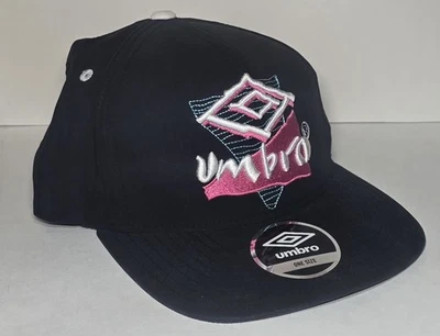 Gorra de fútbol Umbro ajustable con logotipo retro negra con tirantes y billetes planos Foto 1 de 4