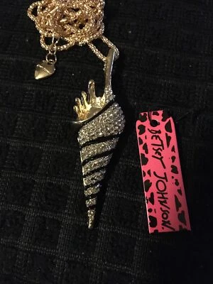 Collar concha de cristal Betsy Johnson  Foto 1 de 4