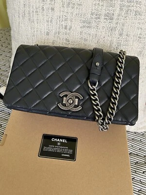 Bolso Chanel Classique City Rock con Cierre Rue Chambon Matelassé Azul Excelente Foto 1 de 4
