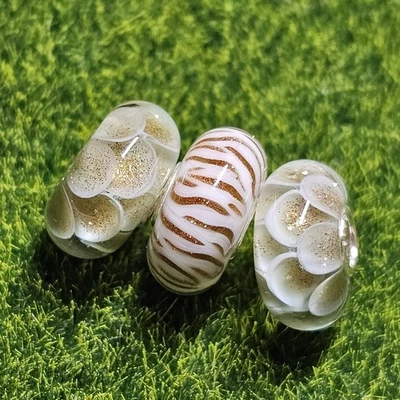 Trollbeads Golden Siren Stardust Trio (Sirena Bloom Sea Silk Tidal Pearl) Foto 1 de 4