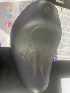 NEW KAWASAKI MEAN STREAK LIMITED EDITION SOLO SEAT LEATHER BLACK - K53001-088 - Picture 1 of 3