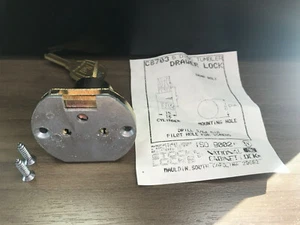 Cerradura de gabinete montada en superficie Compx National C8703-KD-3 - Imagen 1 de 5