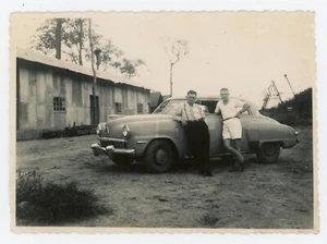 FOTO SNAPSHOT, 2 Männer auf Oldtimer Shorts Krawatte Schuppen - Bild 1 von 2