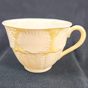 Taza de té de porcelana amarilla Belleek Ireland de colección nueva concha solo marca verde 6 retirada - Imagen 1 de 9