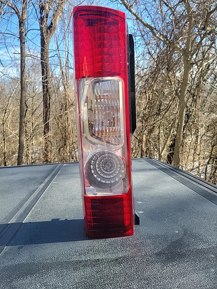 Conjunto de luz trasera lado del conductor OEM 4725947AB para Ram PROMASTER 1500 2014-2024 Foto 1 de 4