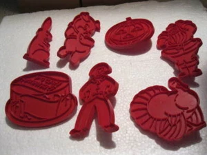 JUEGO VINTAGE DE 7 cortadores de galletas Tupperware rojos para varias fiestas - Imagen 1 de 1