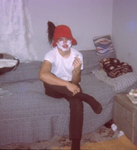 Teenager üben Rasieren rot Strickmütze 60er Jahre 35mm Slide - Bild 1 von 3