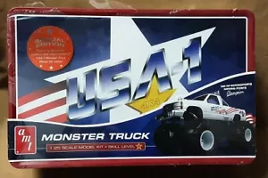 AMT USA-1 Monster Truck 1/25 modello e custodia METAL LUNCHBOX # 740 sigillato - Foto 1 di 3