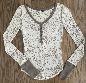 FREE PEOPLE WE THE FREE LEOPARD PRINT NEUTRAL TONE THERMAL WAFFLE KNIT TOP SZ S - Picture 1 of 10