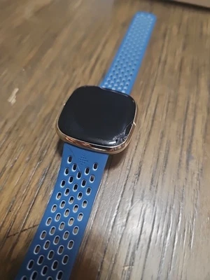 Reloj inteligente Fitbit Sense - FB512GLWT banda dorada/azul suave - leer Foto 1 de 4