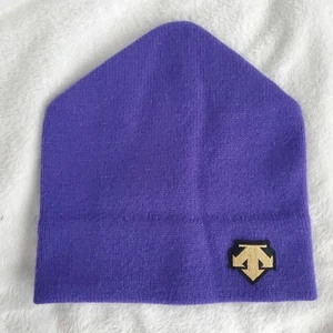 DESCENTE Strickmütze / Beanie lila gold Winter Ski Mütze Wollmischung - Bild 1 von 6
