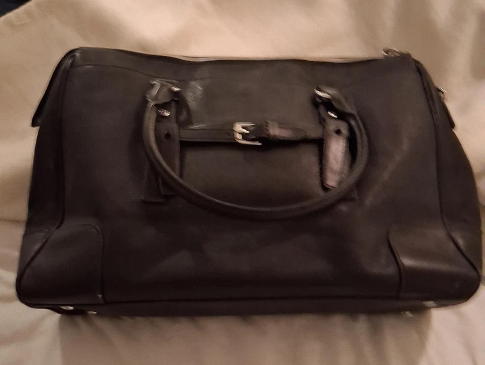 Bolso de Mano TUMI de Cuero Negro con Doble Asas y Múltiples Bolsillos Foto 1 de 4