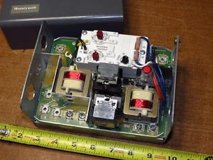 HONEYWELL R8182D 1111 Aquastat Protectorelay Controller oil burner PARTS/REPAIR - Picture 1 of 7