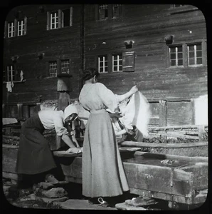Magic Lantern Slide MUJERES LAVANDO ROPA EN COMEDERO DE MADERA C1910 FOTO EDUARDIANA - Imagen 1 de 2