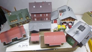 Konvolut Gebäude, Fahrzeuge H0 11 tlg. Fertig gebaut, Sehr gut -#2078 - Bild 1 von 24