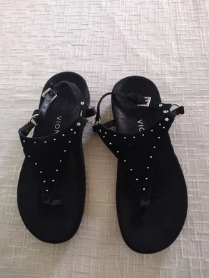 Sandalias Vionic Margot Tachonadas Gamuza Negras Hebilla Ajustable Soporte Arco 7 Foto 1 de 4