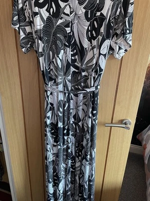 Lovely Women's Black & white Long Jersey Dress from Yours Size 22-24 - Image 1 of 4