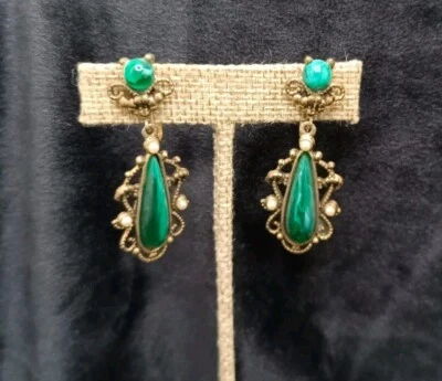 Brincos vintage de vidro arte em tom de bronze Nuevo pérola falsa e arte verde sem assinatura - Imagem 1 de 4