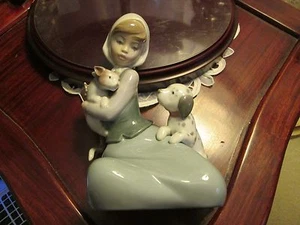 FIGURA DE NIÑA LLADRO CON PERRO Y GATO ""Pequeños Friskies"" #5032 - Imagen 1 de 10