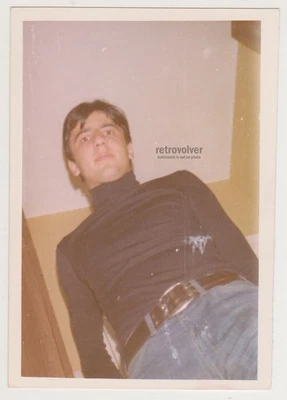 Mírame desde abajo joven en cuello alto y jeans bajo ángulo foto gay int - Imagen 1 de 4