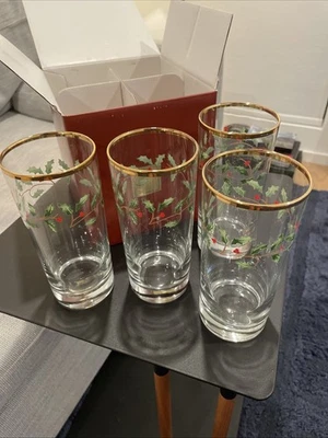 Juego de cuatro vasos Lenox Holiday Hiball con motivo de acebo y baya con borde dorado en caja Foto 1 de 4