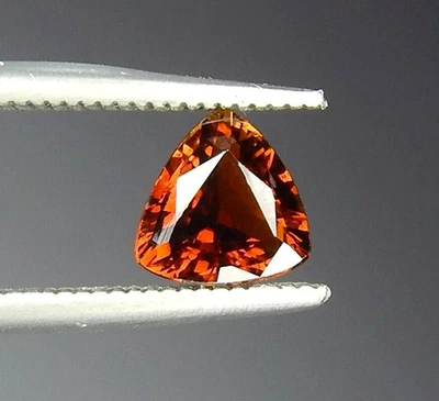 Натуральный добытый неотапливаемый турмалин оранжевый на красный 1 карат IF Color Change Trillion - Изображение 1 из 4