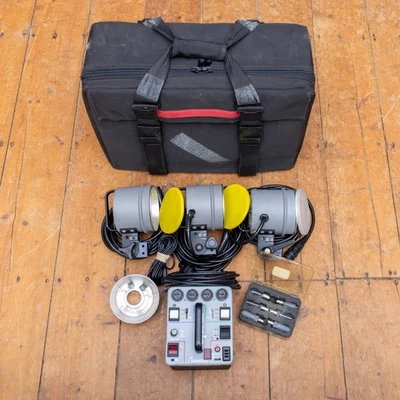 Dynalite 1000XR Power Pack, 3 heads, cables, soft Case - Image 1 of 4