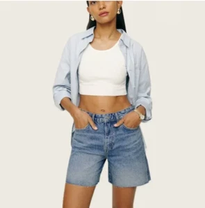 NWT REFORMATION RAYE MID RISE RELAXED FIT JEAN SHORTS in COLORADO WASH 28 CASUAL - Picture 1 of 6