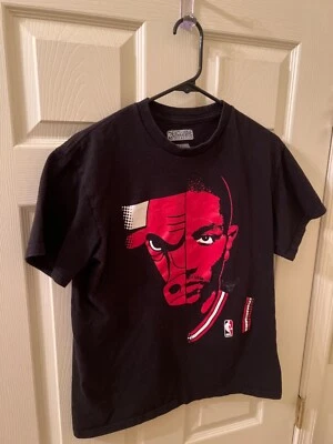 Camiseta masculina vintage Chicago Bulls NBA EXCLUSIVA DERRICK ROSE PRETA MÉDIA - Imagem 1 de 4