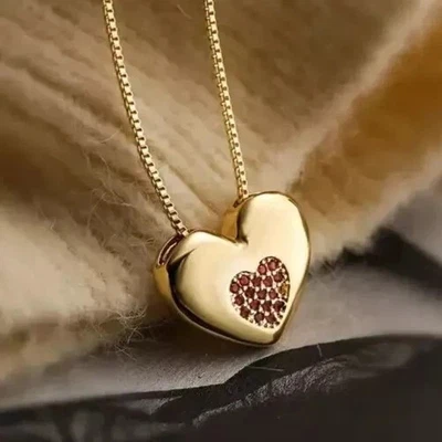 Bonito colgante de corazón de rubí rojo simulado corte redondo de 0,5 quilates enchapado en oro amarillo de 14 k Foto 1 de 4