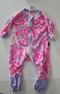 Bonds Niñas Lavanda Flor Púrpura Rosa Cremallera Usado en Excelente Condición Talla 0000 Traje Maravilloso Recién Nacido - Imagen 1 de 2