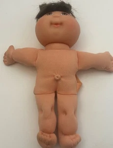 Vintage 1996 Cabbage Patch Kinder Puppe 8 Zoll keine Kleidung braune Haare/Augen unordentliche Zöpfe - Bild 1 von 11