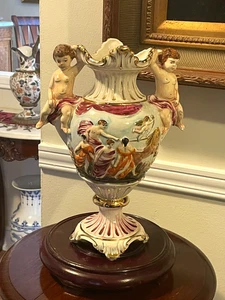 Beautiful Capodimonte Cherubs 12.5” Hand painted Vase, made in Italy - Picture 1 of 12