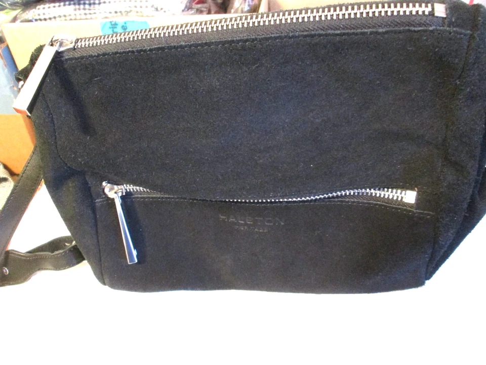 Cartera bandolera Halston Heritage de gamuza negra Foto 1 de 4