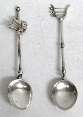 ПАРА ВИНТАЖНЫХ КОНТИНЕНТАЛЬНЫХ СЕРЕБРЯНЫХ МУЗЫКАЛЬНЫХ ЛИРИЧЕСКИХ ЛОЖЕК В СТАРИННОМ КЛАССИЧЕСКОМ СТИЛЕ - Изображение 1 из 4