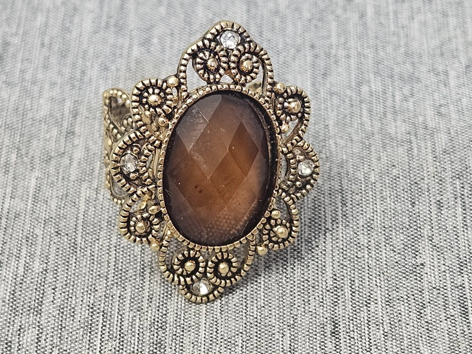 Anillo de cóctel llamativo para mujer ajustable tono dorado filigrana marrón piedra ovalada Foto 1 de 4