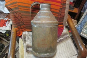 Antigua lata de leche con mango de 2 galones etiqueta de latón-John Stewart Damariscotta, Yo - Imagen 1 de 3