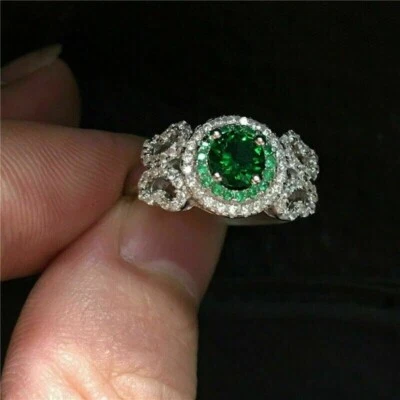 Anillo de compromiso redondo de 2,00 quilates simulado con halo de esmeralda verde enchapado en oro blanco de 14 quilates Foto 1 de 4