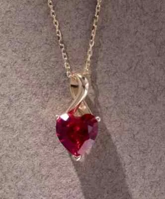 Colgante solitario para mujer con rubí rojo creado en laboratorio de corazón de 4 quilates enchapado en oro amarillo de 14 quilates Foto 1 de 4