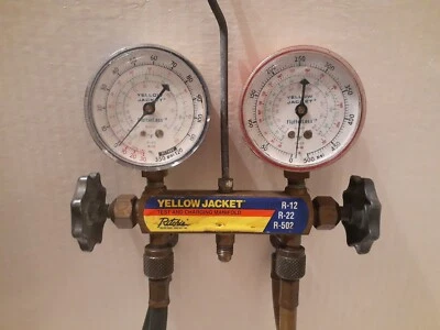 Medidores de colector de prueba y carga de chaqueta amarilla con mangueras Foto 1 de 4