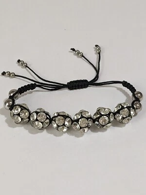Pulsera de cordón negro ajustable con 6 bolas de diamantes de imitación y 4 cuentas en tono plata.  Foto 1 de 4