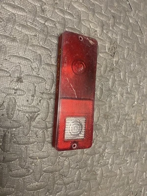 Lente de luz trasera izquierda lado del conductor AMC Gremlin 1973-1976 OEM SAE 1ASTR 70 Foto 1 de 4