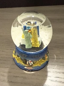 2005 VTG New York Souvenir Mini Snow Globe Skyline Manhattan The Big Apple - Picture 1 of 10