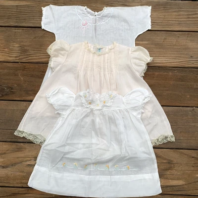Lote de 3 vestidos de bebé vintage de algodón bordados en rosa y blanco Foto 1 de 4