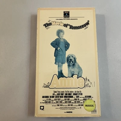 ANNIE  VHS 1981, Albert Funny, Carol Burnett, Bernadette Peters - Image 1 of 4